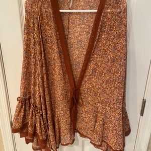 This shirt has the BEST sleeves ever! FREE PEOPLE!
